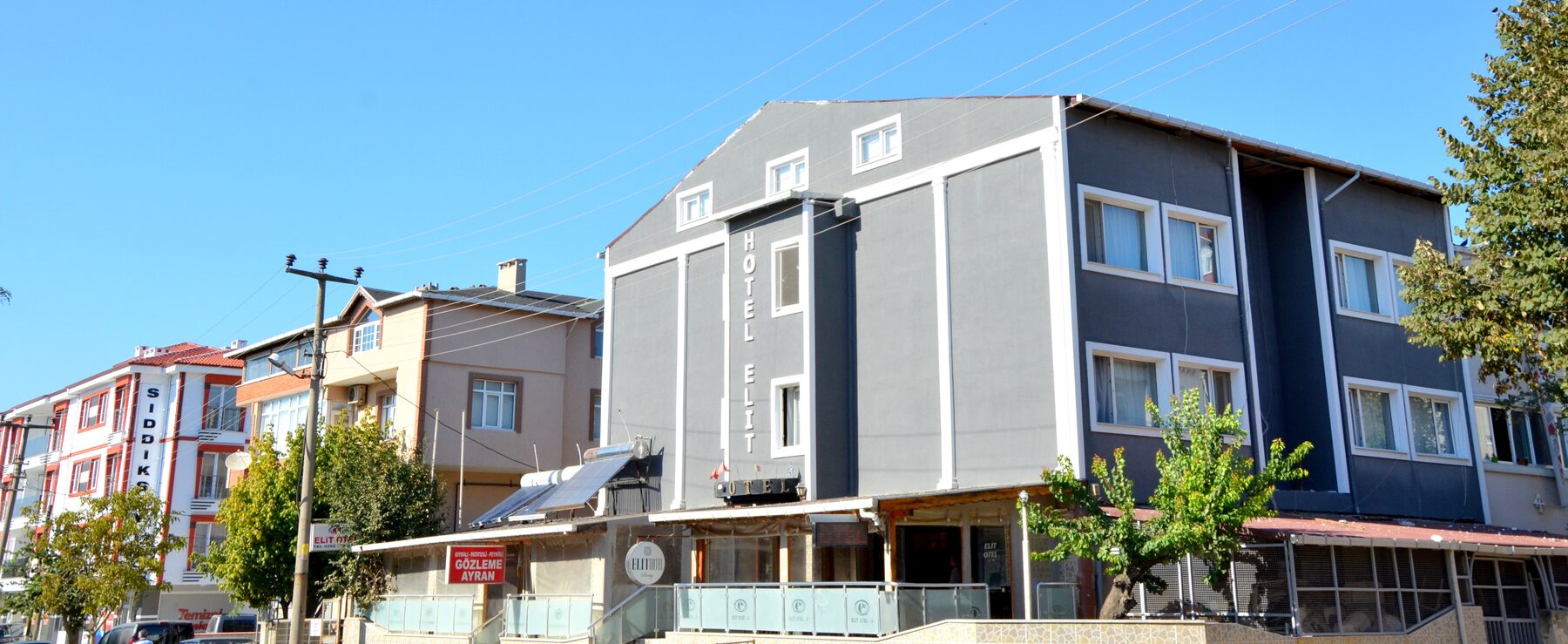 Elit Hotel Saray girişi akşam ışığında